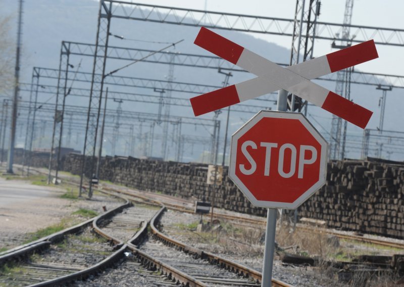 Potres zaustavio vlakove, zatvorene su dionice između Knina, Splita i Šibenika, HŽ pregledava ima li oštećenja