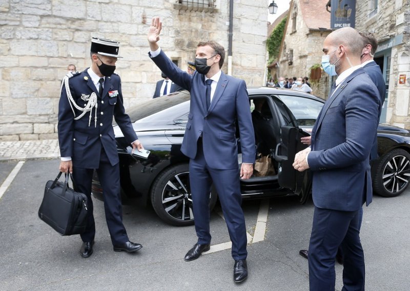[VIDEO] Emmanuel Macron dobio pljusku pri obilasku regije Drôme, uhićene dvije osobe