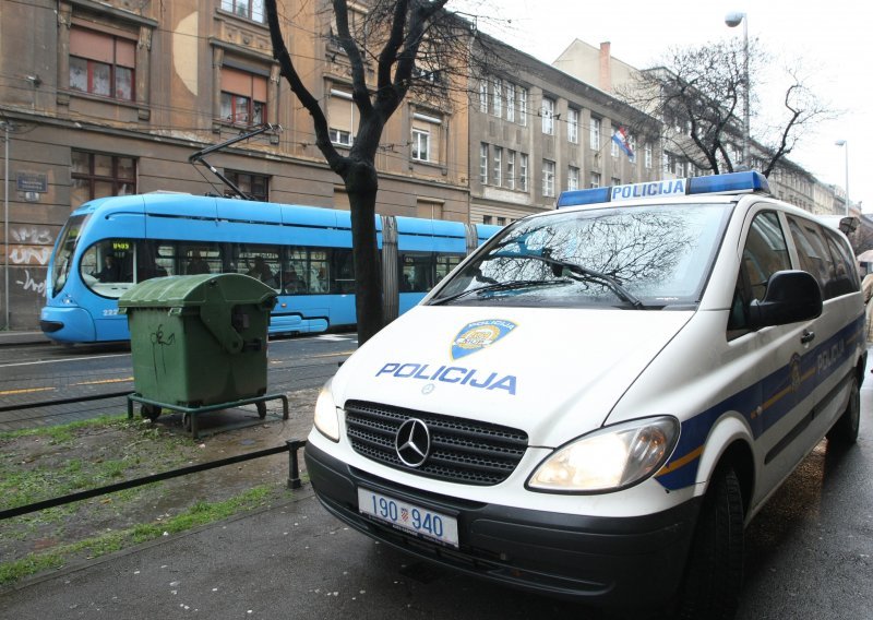 U Zagrebu se pretvarao da je član vjerske misije pa nadležnog svećenika prevario da je njihov član; ukrao je novac i provalio mu u automobil