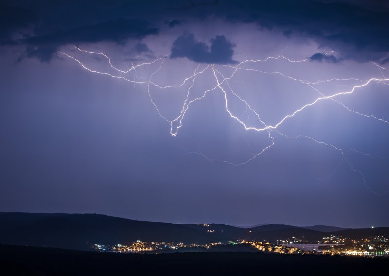 Kiše i grmljavine bit će danas u unutrašnosti, pogledajte kakvo nas vrijeme čeka za vikend