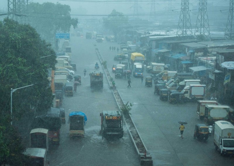 [FOTO] Bujica srušila kuću u Mumbaiju, najmanje 11 poginulih