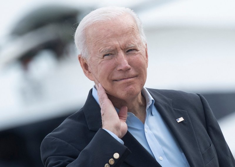 [VIDEO] Zbog najezde cvrčaka američki su novinari satima čekali na svoj let, a blizak susret s njima imao je i Joe Biden, vratom mu je gmizao divovski primjerak