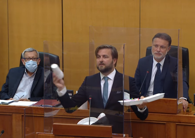 [FOTO/VIDEO] Ćorić za govornicom izvadio plastične čaše, tanjure i slamke. Zastupnici zatražili da i Sabor i ministarstva odvajaju otpad: Riba smrdi od glave!