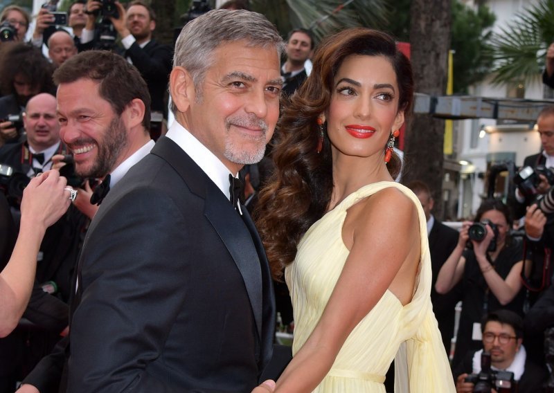 Nakon dužeg izbivanja ponovno 'na mjestu zločina': Amal i George Clooney s blizancima pobjegli u Italiju
