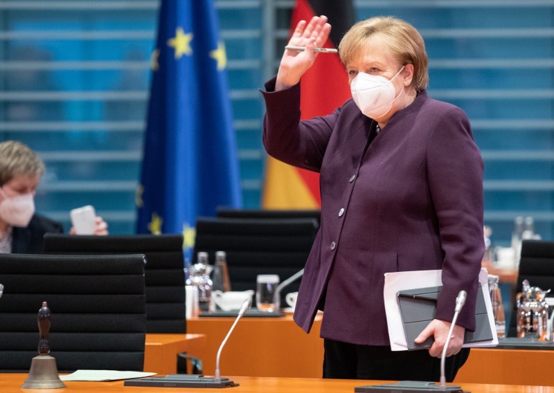 Merkel stiže u posjet poplavljenim područjima, više od 150 poginulih