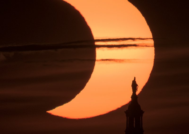 [FOTO] Pogledajte fantastične prizore današnje djelomične pomrčine Sunca