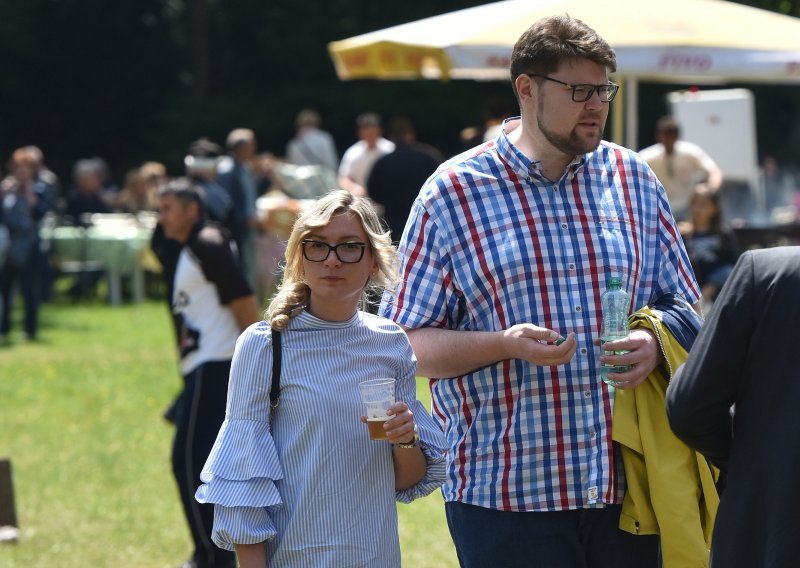 Peđa Grbin ima razloga za slavlje: Supruga Altana rodila mu je sina, a poznato je i ime