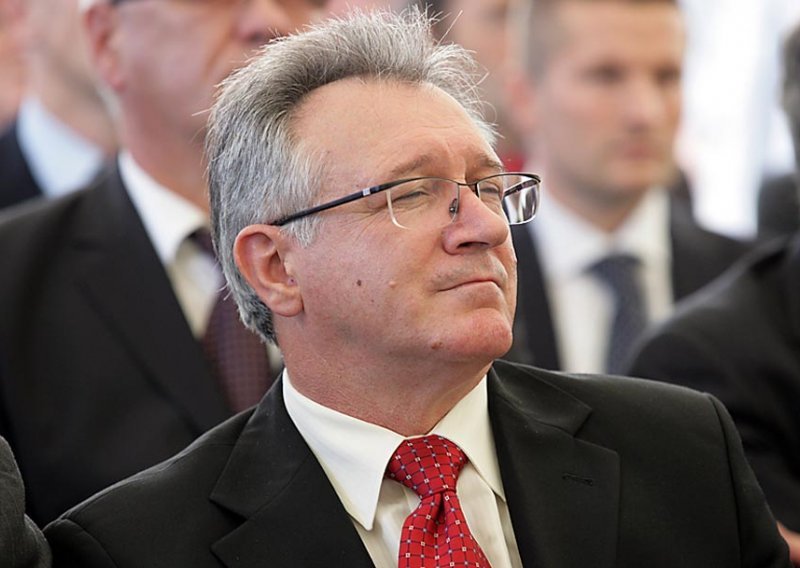 Ex-defence and economy minister Vukelic dies