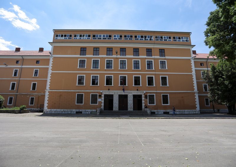 Profesorici u Zadru učenici ulili dezinficijens u bocu s vodom, završila u bolnici