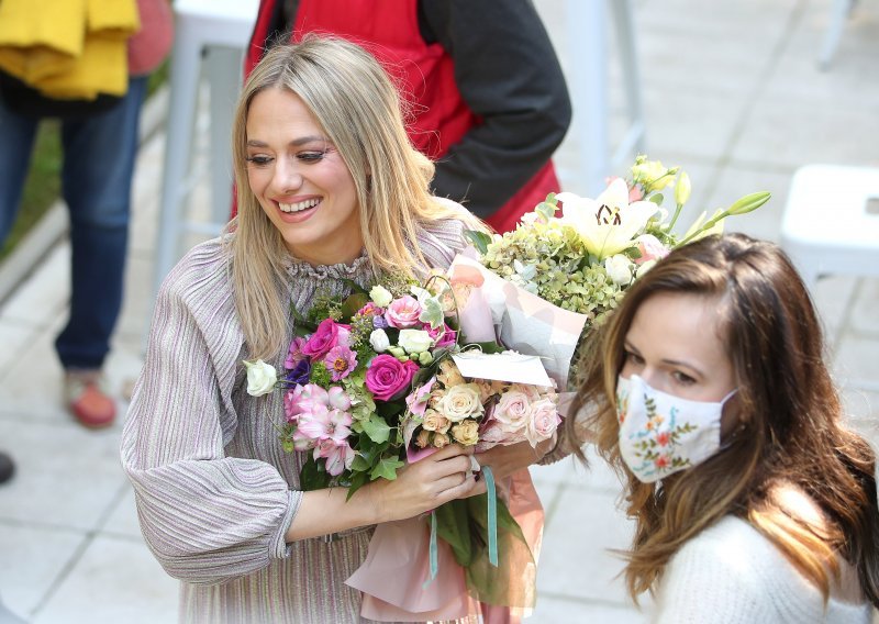 Jelena Veljača i Vito Turšić nakon godinu dana veze vjenčali se u zagrebačkom Botaničkom vrtu; stigle i prve fotografije