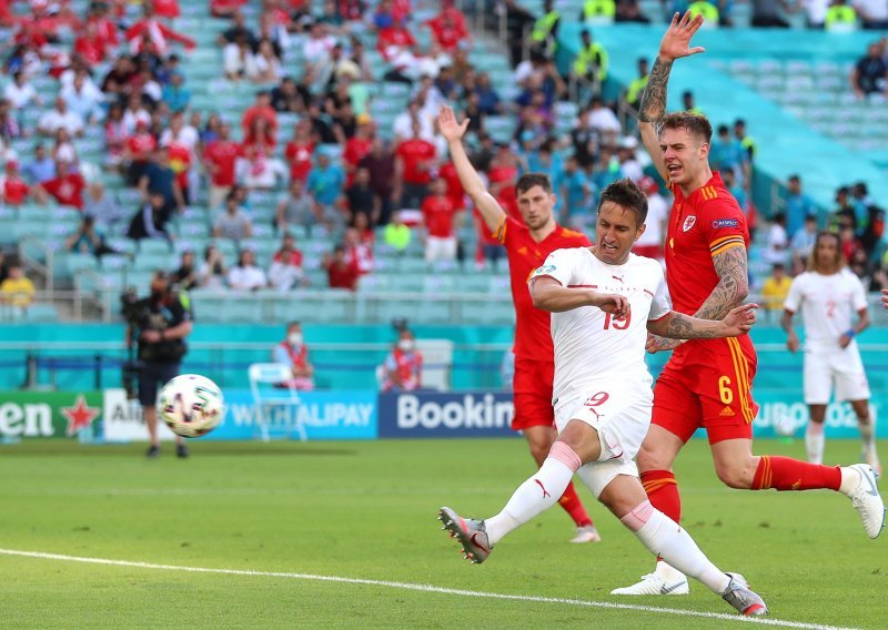 [FOTO] Dinamovac Mario Gavranović tek što je ušao na teren zabio je gol, ali VAR je bio nemilosrdan i uskratio potpuno veselje Švicarcima