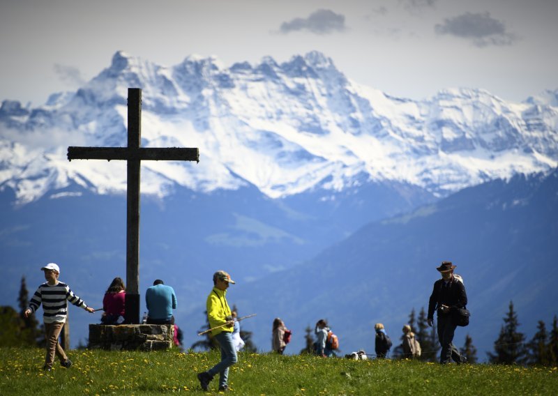Švicarci glasaju o nizu vrućih pitanja, od pesticida do pandemije