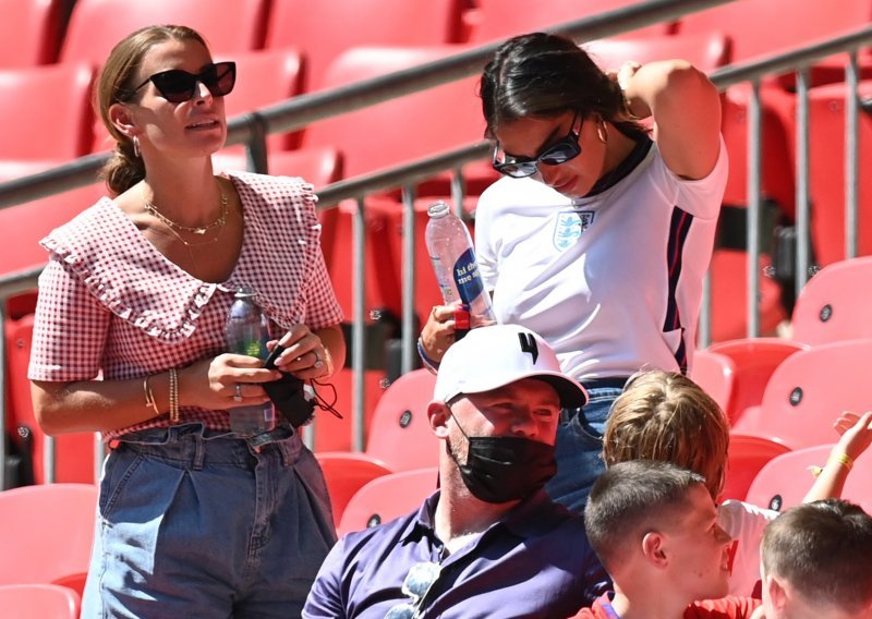 Iako su se skoro razveli zbog njegovih afera, zajedno su gledali utakmicu Hrvatska-Engleska na Wembleyju