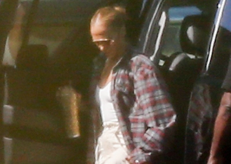 Ležernu kombinaciju upotpunila je doista posebnim detaljem: Jennifer Lopez za putovanje odjenula košulju Bena Afflecka