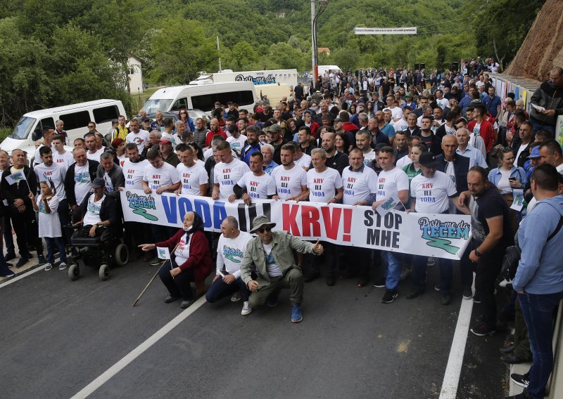 [VIDEO] Prosvjednici s podrškom Dubioze Kolektiva osujetili izgradnju mini hidroelektrana u BiH