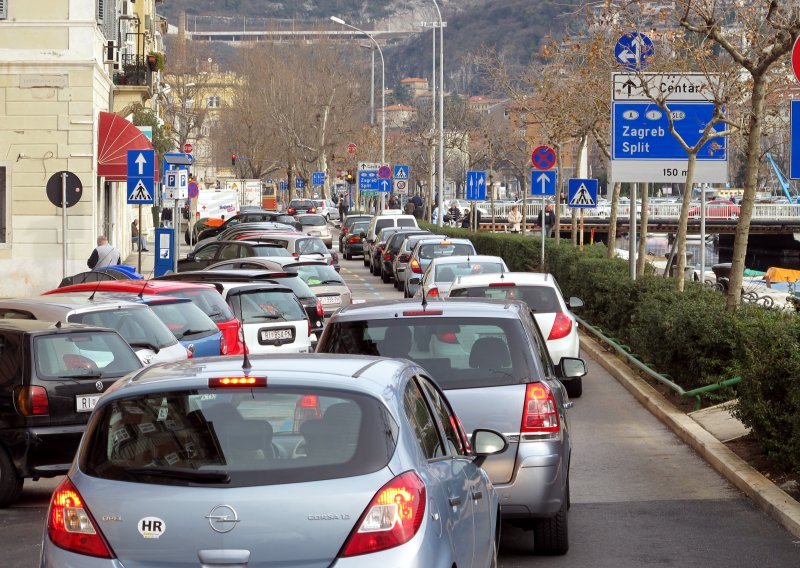 Teretnim vozilom u Rijeci bježao policiji kroz crvena svjetla na semaforima, a kad su ga ulovili, napuhao je gotovo dva promila