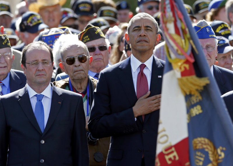 Obama uhvaćen sa žvakom na proslavi Dana D