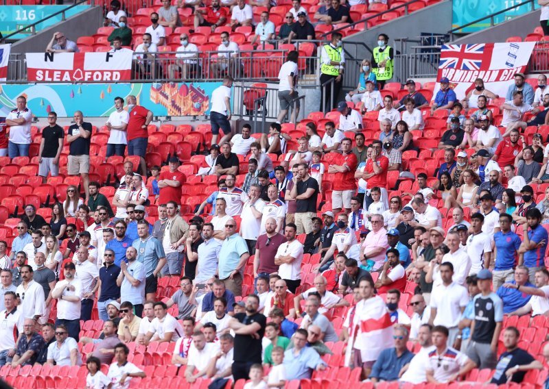Bio je to najužasniji trenutak uoči utakmice Engleske i Hrvatske; poznato je zdravstveno stanje nesretnog navijača: Pomolimo se svi za njega...