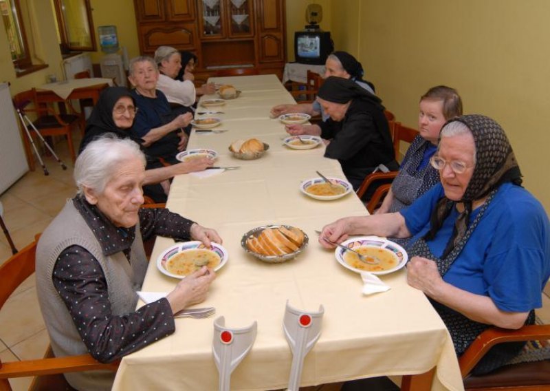 Bake žele maknuti iz staračkog doma, one pružaju otpor