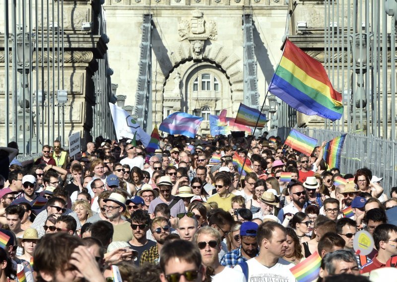 Tisuće Mađara prosvjeduju protiv zabrane LGBT tema u školama