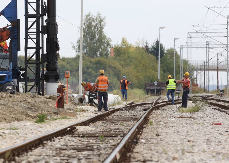 Već dva puta probili rok, a HŽ im dao još dvije godine vremena, prugu Dugo Selo - Križevci trebali su završiti 2020.