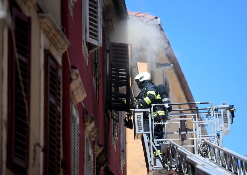 [FOTO/VIDEO] Konačno ugašen požar u Zadru, vatrogasci će na terenu dežurati cijelu noć