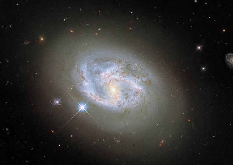 Hubble oduševljava snimkom neobične spiralne galaksije - upoznajte NGC 4680