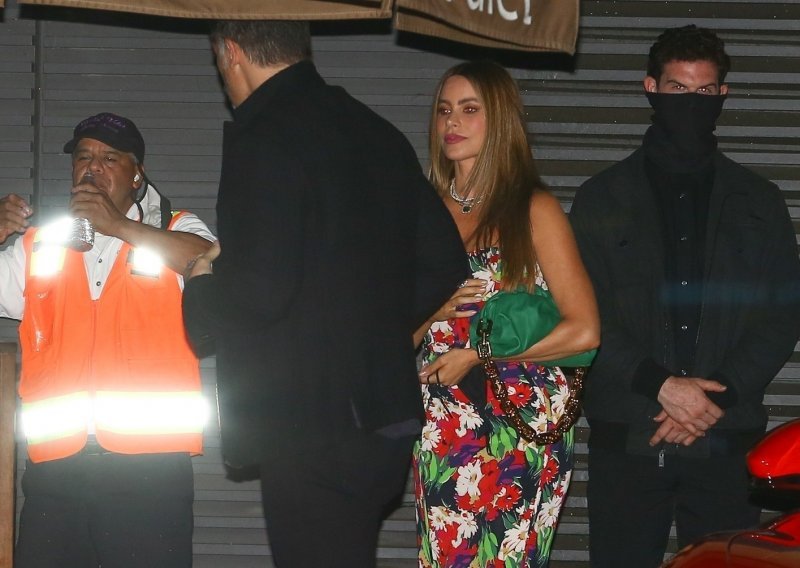 Sofia Vergara zablistala u haljini cvjetnog uzorka, ali bez jednog manje blistavog detalja jednostavno ne ide