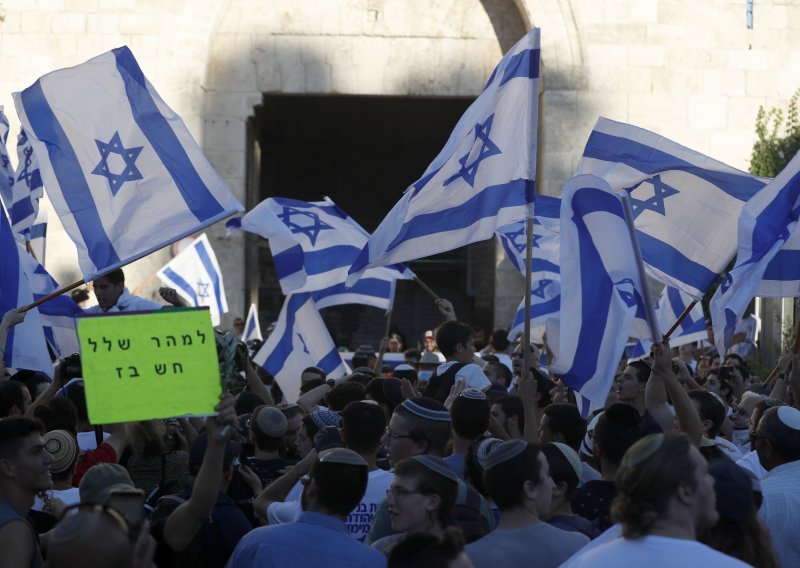 [FOTO] Krajnja desnica marširala kroz ulice Jeruzalema, izbio i sukob