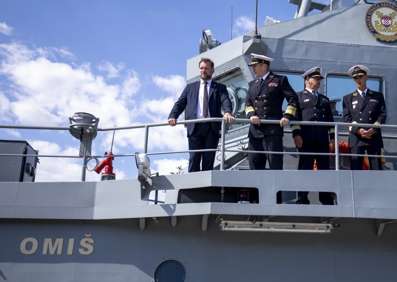 [FOTO] Banožić posjetio vojarnu Admiral flote Sveto Letica, obišao i ophodni brod kojeg je gradio Brodosplit
