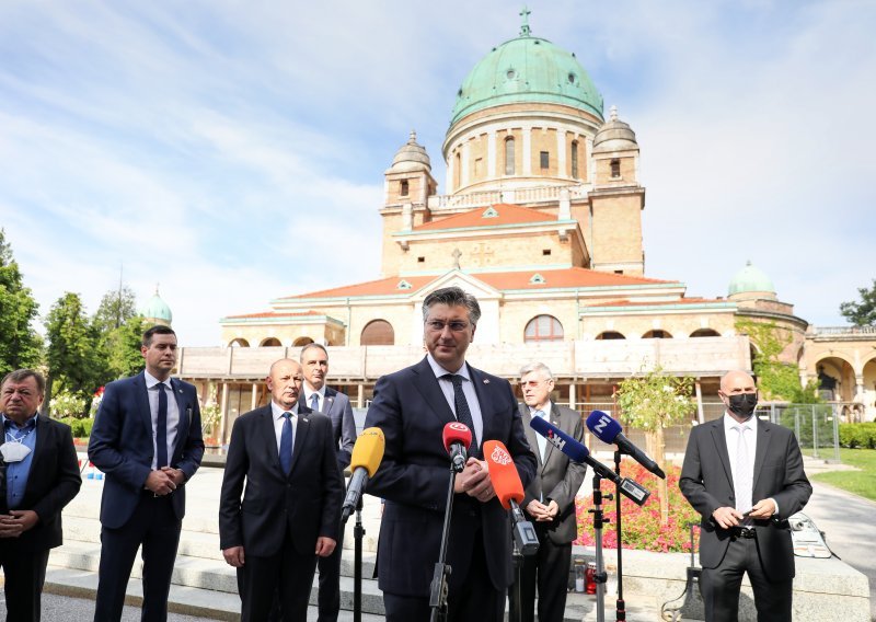 [FOTO/VIDEO] Plenković na Tuđmanovom grobu: HDZ je i danas najsnažnija politička snaga u Hrvatskoj