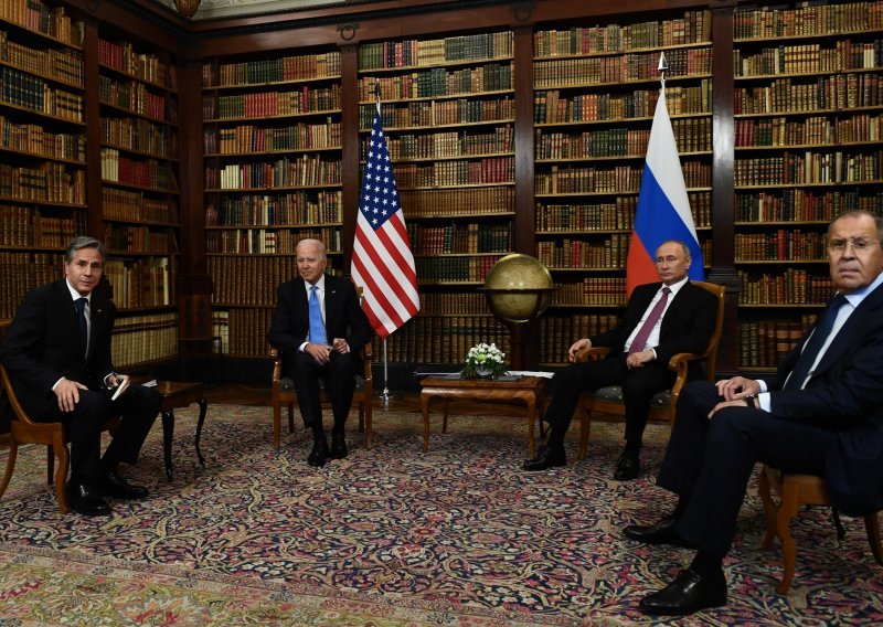 [FOTO/VIDEO] Putin zahvalio Bidenu na inicijativi za susretom, američki predsjednik uzvratio: Uvijek je bolje licem u lice
