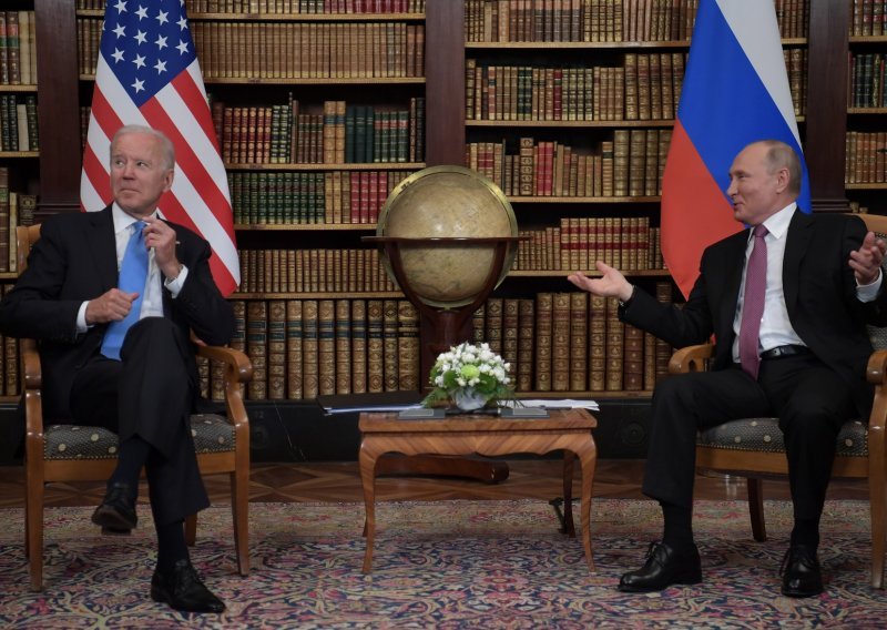 Putin i Biden razmijenili i darove, evo što su poklonili jedan drugome