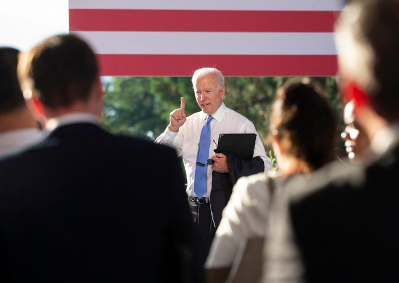 [FOTO/VIDEO] Biden se ispričao novinarima: Glumio sam pametnjakovića. Ispričavam se što sam izgubio živce!