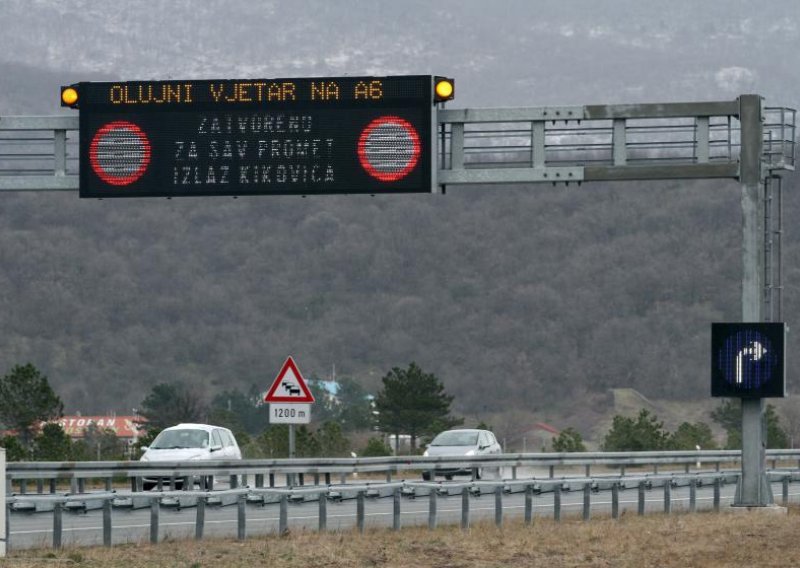 Olujna bura zatvorila autocestu i prekinula trajektni promet