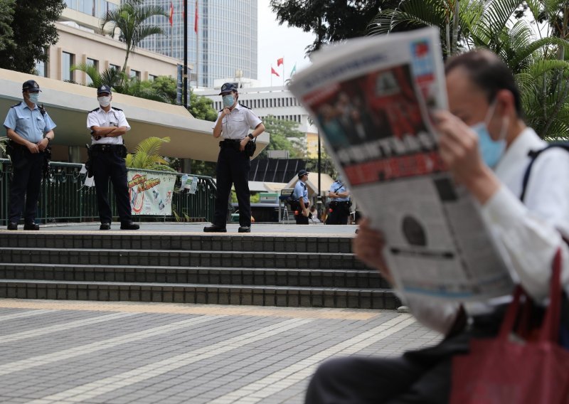 500 policajaca upalo u redakciju oporbenog lista Apple Daily, uhićen glavni urednik. Vlasnika su ranije spremili iza rešetaka