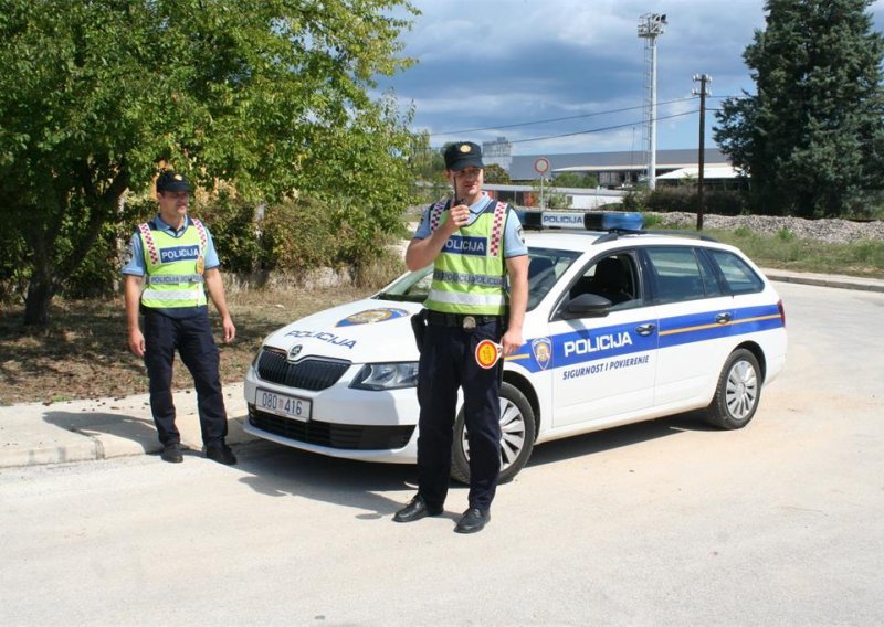 Muškarac u Poreču bježao policiji na motociklu bez registarskih pločica, odbacio ga i nastavio pješke; svejedno su ga ulovili i odredili mu kaznu od 16 tisuća kuna