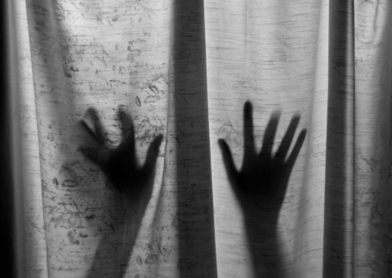 Petorki osumnjičenoj za silovanje maloljetnice produžen pritvor