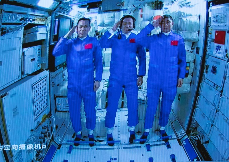 [FOTO] Kineski astronauti stigli na novu svemirsku postaju