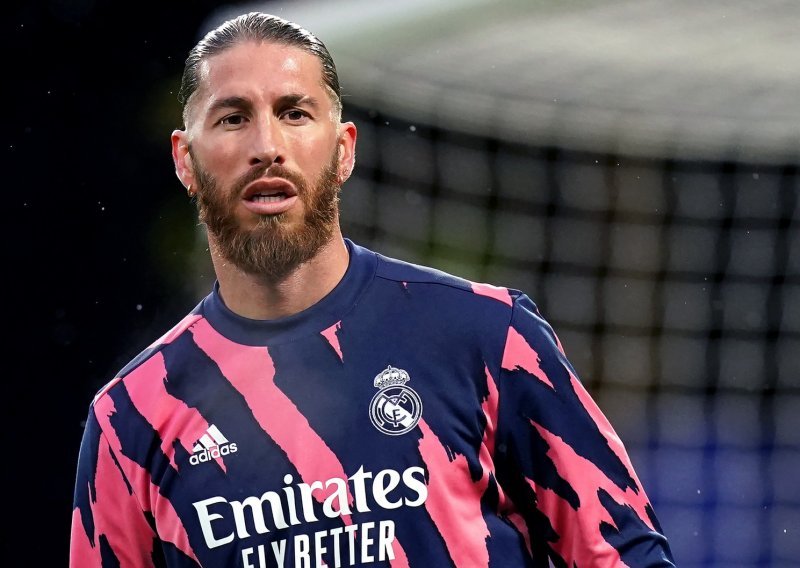 Sergio Ramos u suzama se opraštao od Reala, a na kraju ga je provokativno pitanje dotuklo; ovakvu reakciju nitko nije očekivao...