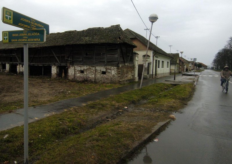 Silovali ju pred roditeljima te maloljetnim sestrama i bratom