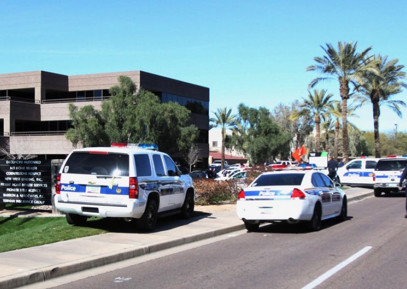 Napadač u automobilu ubio jednu i ranio 12 osoba u Arizoni