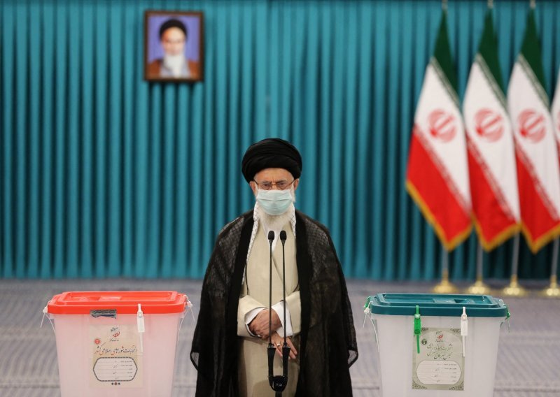 Glasovanjem vrhovnog vođe otvorena birališta u Iranu