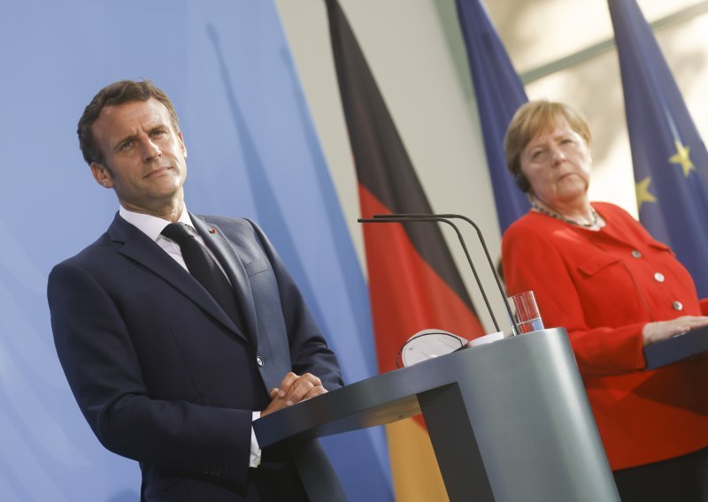 Merkel i Macron za koordiniran pristup članica EU u otvaranju granica