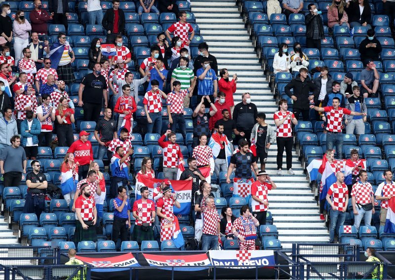 [FOTO] Hrvatski navijači unajmili avion i krenuli u Glasgow na utakmicu protiv Češke, ali iznad Škotske doznali su lošu vijest: Koje je to bilo razočarenje