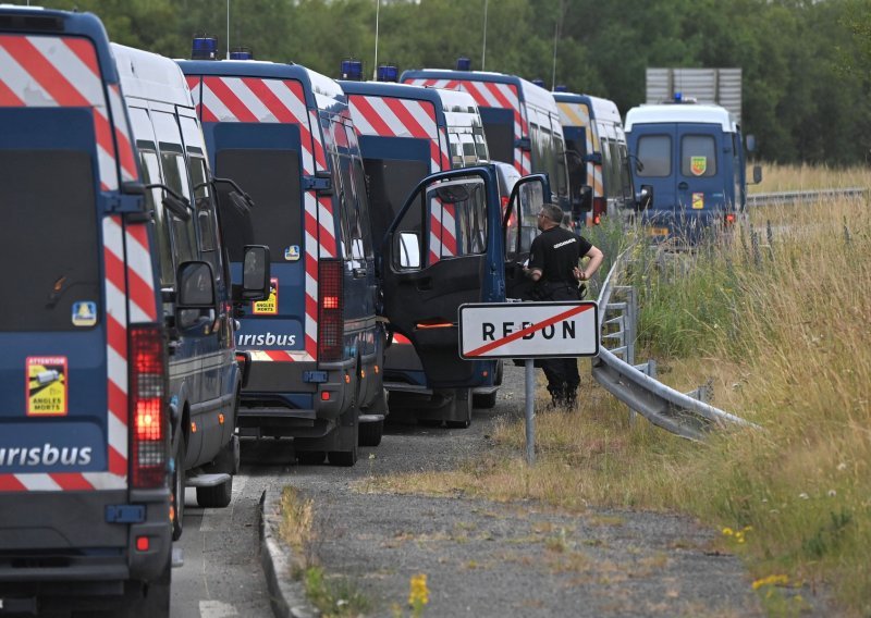 Partijaneri se sukobili s policijom u Francuskoj; mladić ostao bez ruke