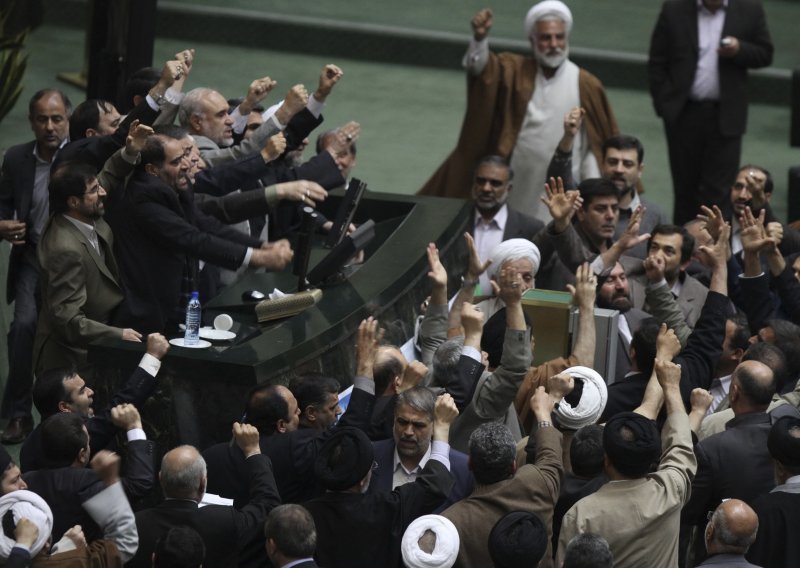 Iranski parlament i dalje udara na Musavija i Karubija