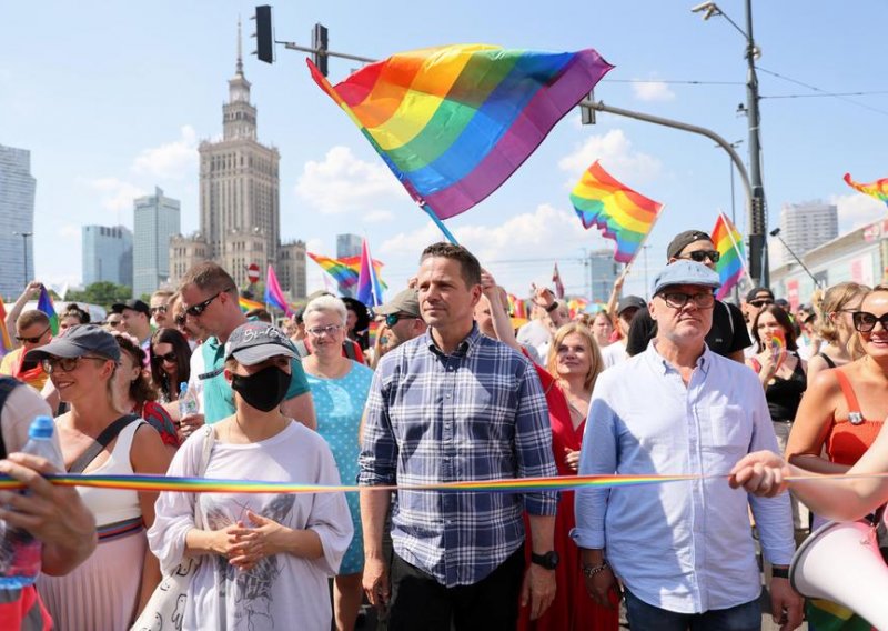 Tisuće ljudi u Varšavi na prosvjedu protiv kršenja prava LGBT osoba