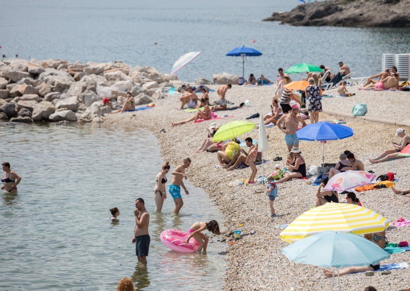 Toplinski val trajat će dosta dugo, moguće temperature blizu 40 stupnjeva celzijusa. Liječnik objasnio što je najbolje piti osim vode