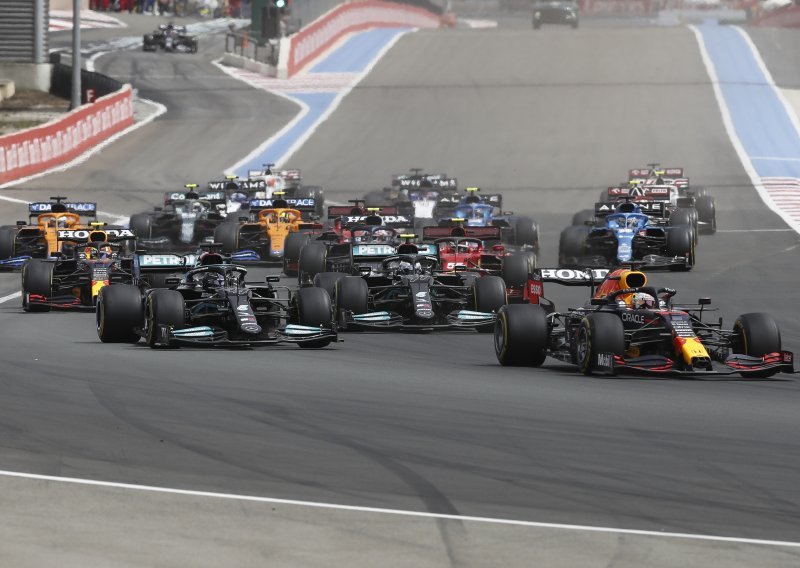 Max Verstappen ostvario hat-trick po prvi puta u svojoj karijeri, a najvećeg konkurenta Lewisa Hamiltona prošao u predzadnjem krugu